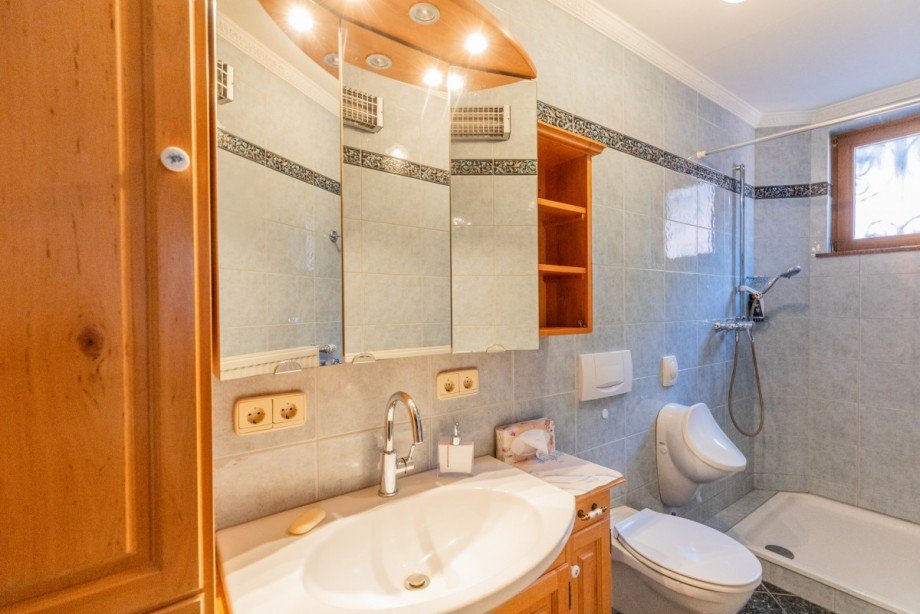 Badezimmer 1.OG_ Vorderhaus Zweifamilienhaus Bischofsheim