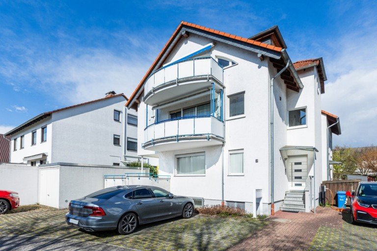 Hausansicht Bischofsheim Maisonettewohnung Maisonette-Wohnung mit Tageslichtbad, Terrasse, guter Raumaufteilung und Kfz-Stellplatz