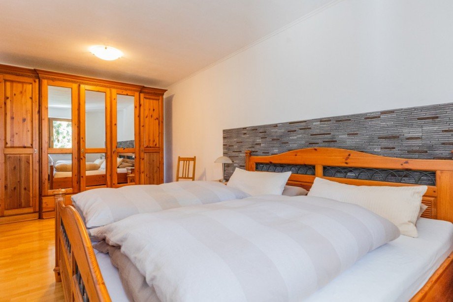 Schlafzimmer 1. OG_Hinterhaus Zweifamilienhaus Bischofsheim