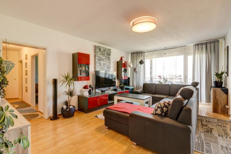 Wohnzimmer_Ansicht 2 Bischofsheim Etagenwohnung *Wohnen mit Aussicht*3,5 Zimmer Wohnung mit Mainblick, Balkon, Aufzug und Kfz-Stellplatz