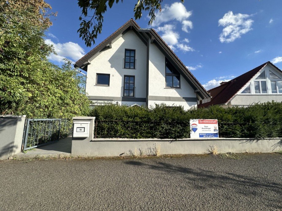 Hausansicht_Eingang EG Zweifamilienhaus Bischofsheim
