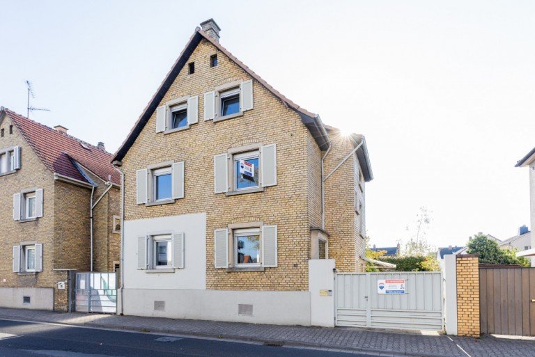 Vorderansicht Bischofsheim Zweifamilienhaus Komplett freigestelltes 2-Familienhaus mit Garage und wundervollem Garten
