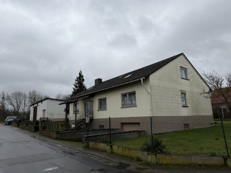 Vorderansicht Duchroth Renditeobjekt *EUR 36.000,-- Jahresnettomiete m�glich*Einfamilienhaus (umbaubar in 2-FH) mit mit zus�tzlicher Halle*