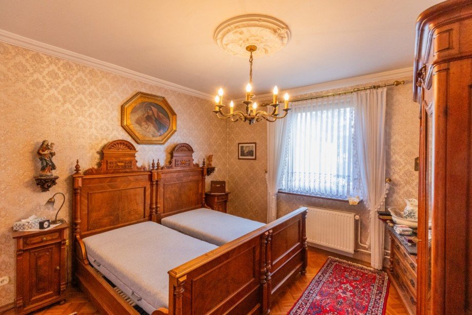Schlafzimmer 1. OG_Vorderhaus Zweifamilienhaus Bischofsheim