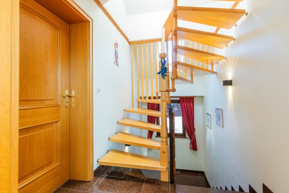 Treppenhaus 1.OG_Hinterhaus Zweifamilienhaus Bischofsheim