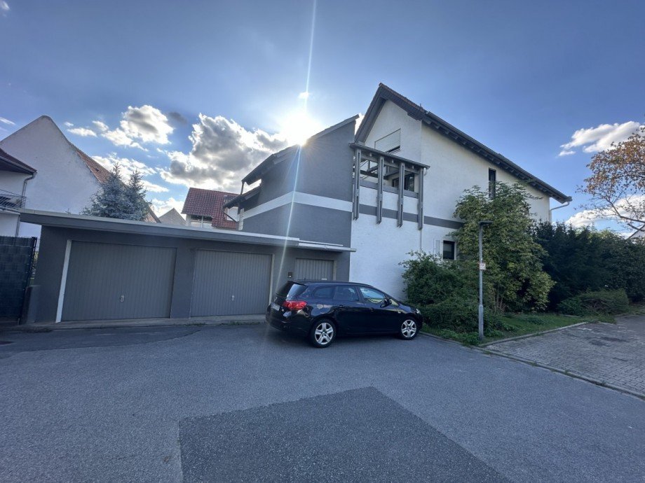 Hausansicht_Eingang Wohnung OG + Garage Mehrfamilienhaus Bischofsheim