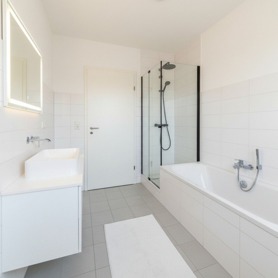 Dieses Beispielbild wurde mit KI erstellt: Beispiel Umbau Bad Dachgeschosswohnung Bischofsheim