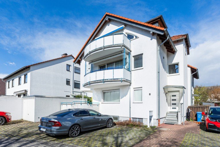Hausansicht Bischofsheim Maisonettewohnung Maisonette-Wohnung mit Tageslichtbad, Terrasse, guter Raumaufteilung und Kfz-Stellplatz