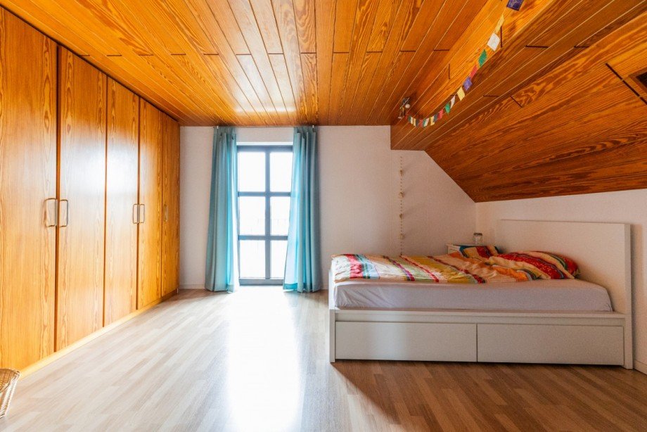 Schlafzimmer_DG Zweifamilienhaus Bischofsheim