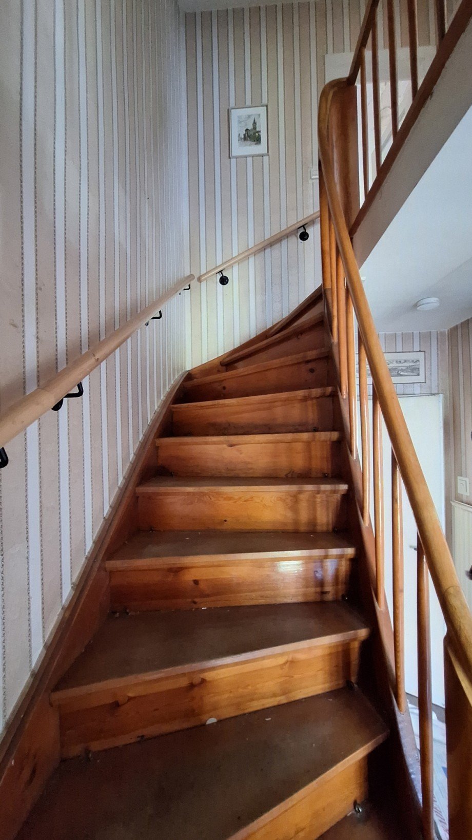 Treppe zum Obergeschoss Doppelhaush�lfte Wiesbaden / Wiesbaden Nordost