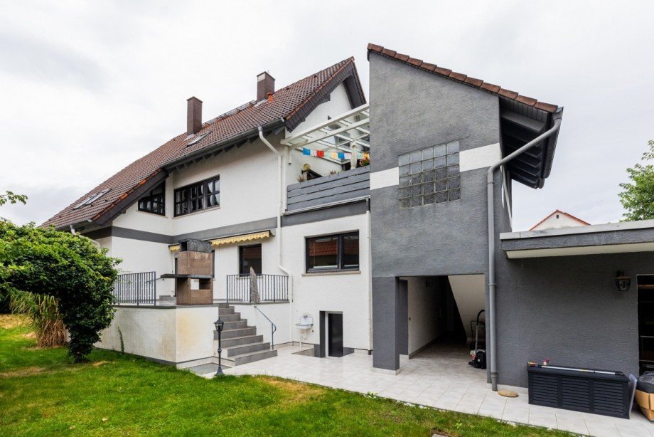 seitliche Ansicht Mehrfamilienhaus Bischofsheim
