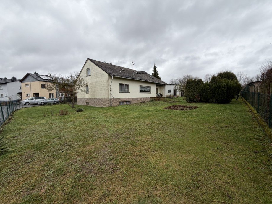 Garten und R�ckansicht 1 Einfamilienhaus Duchroth