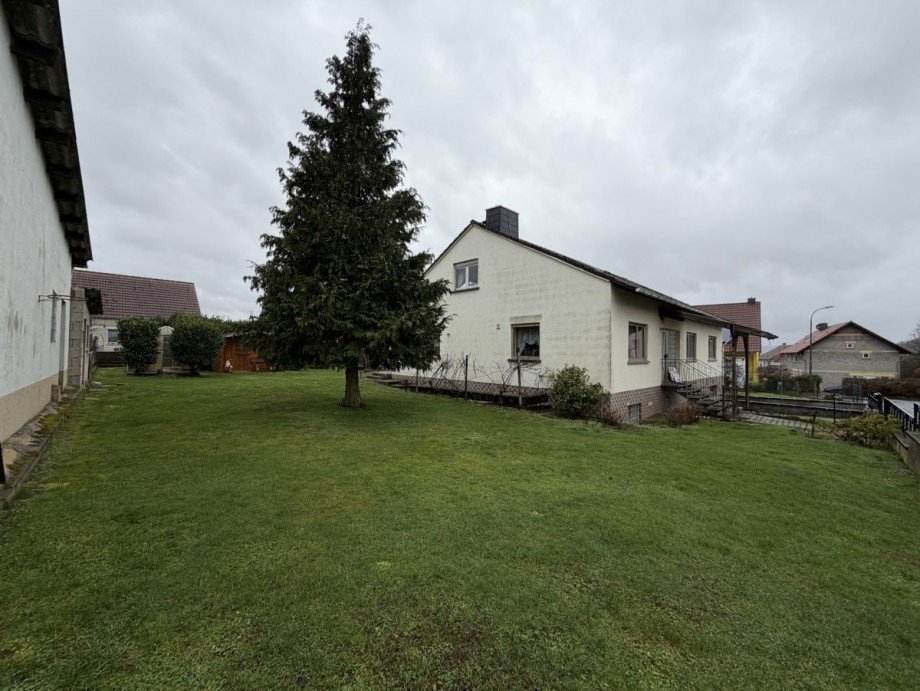 Garten und Seitliche Ansicht Einfamilienhaus Duchroth