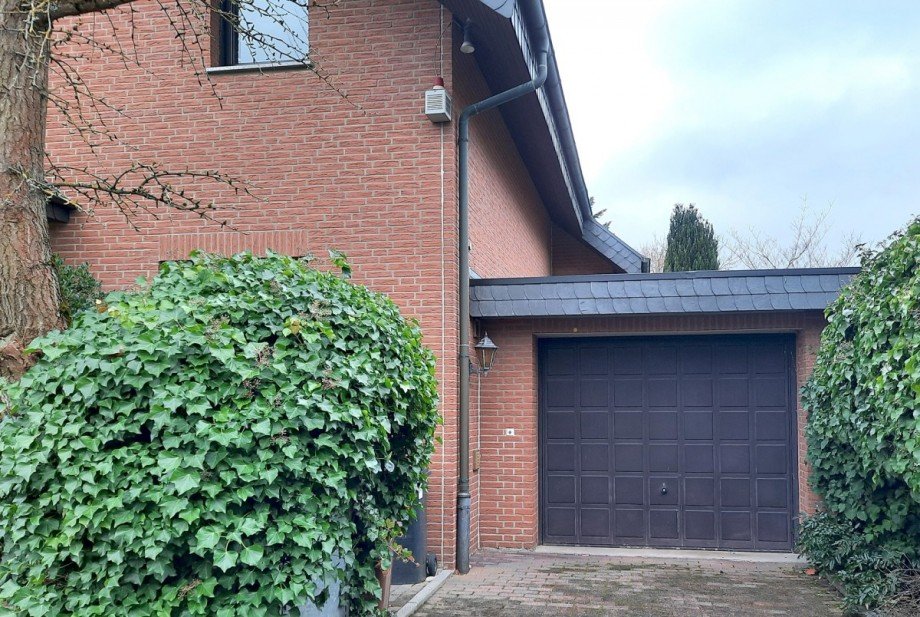 Garage vorn Einfamilienhaus Kriftel