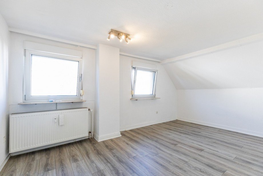Schlafzimmer 2 Dachgeschoss Wohnung Obergeschoss Zweifamilienhaus Bischofsheim