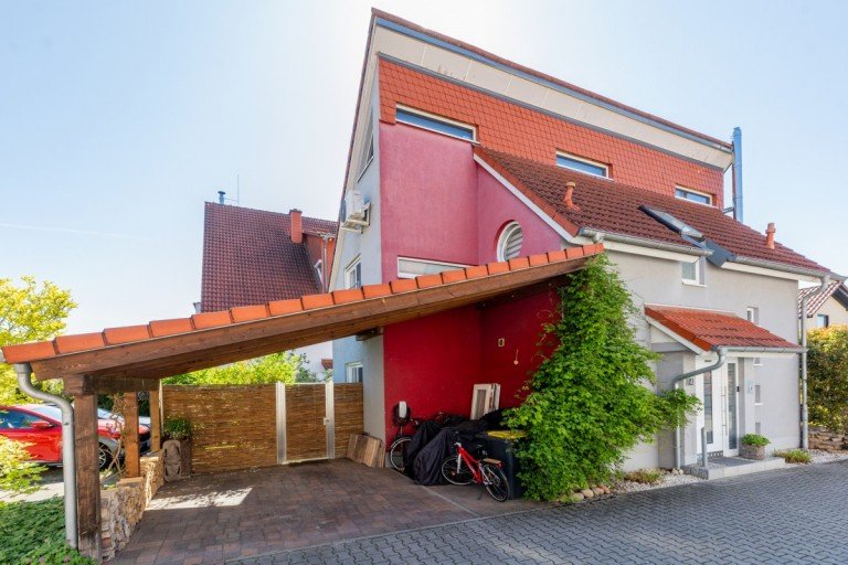 Aussenansicht Dienheim Einfamilienhaus Stilvoll. Ruhig. Besonders. - Ihr neues Familienhaus mit Kamin, offenem Wohnkonzept und Gartenidylle