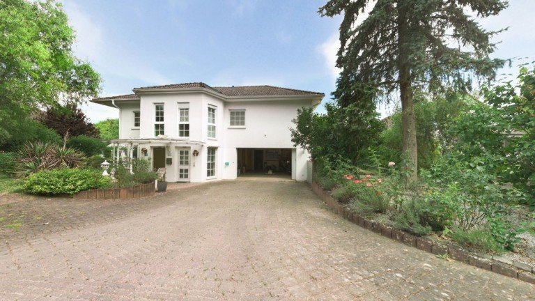 Einfahrt Pfaffen-Schwabenheim Einfamilienhaus Gro�es 1- bis 2-Familienhaus (auch teilgewerblich nutzbar) mit 2 Terrassen auf 1.059 m� Grundst�ck