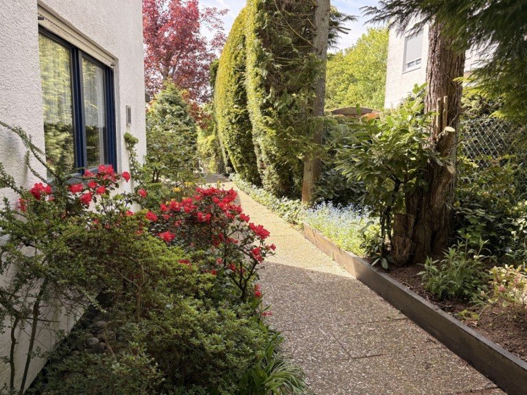Weg zum Eingang Niedernhausen - Rheingau-Taunus-Kreis (Kreis) Doppelhaush�lfte Doppelhaush�lfte zum Modernisieren auf idyllischem Gr�ndst�ck mit Garten und Garage.