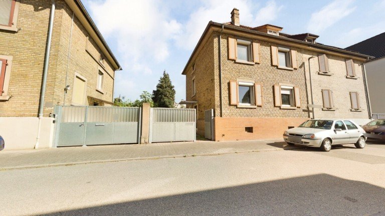 Stra�enansicht Bischofsheim Doppelhaush�lfte Sanierungsbed�rftige Doppelhaush�lfte mit sch�nem Garten *Verkauf im Bieterverfahren*