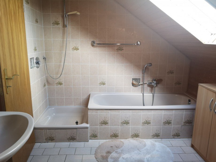 Bad mit Wanne und Dusche Reihenhaus Eppstein / Niederjosbach