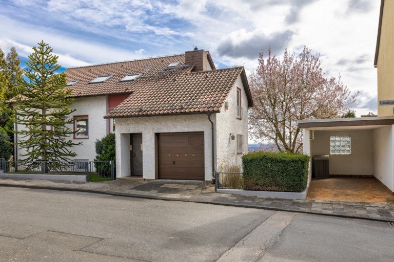Ansicht Haus Hofheim am Taunus Zweifamilienhaus Gem�tliches 1-2-FH mit Garten, Balkon, Stellplatz und Garage in Hofheim-Marxheim!