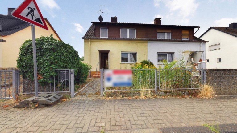 Stra�enansicht Mainz-Kostheim Doppelhaush�lfte Doppelhaush�lfte zur�ckgesetzt in einen Rohbau auf sch�nem Grundst�ck *Verkauf im Bieterverfahren*