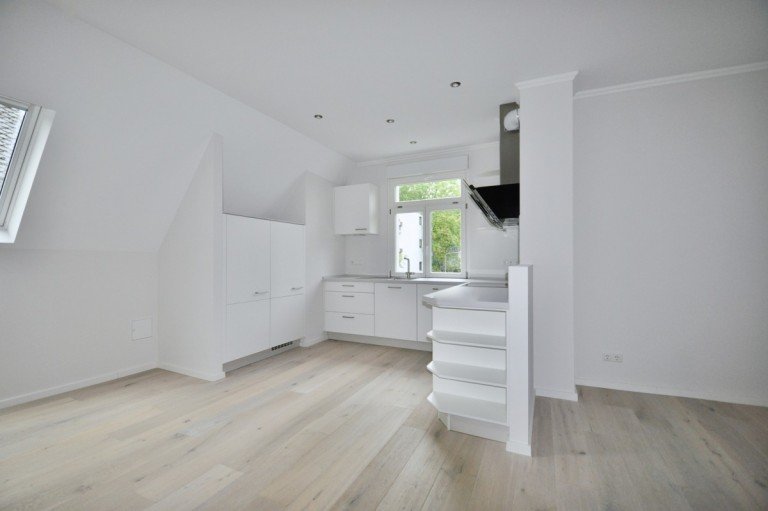 K�che Ansicht 2 Wiesbaden - Sonnenberg (�u�erer Stadtbezirk) Etagenwohnung Wiesbaden-Sonnenberg: hochwertig ausgestattete 2-bis 3-Zimmer-Wohnung mit EBK und Tageslichtbad.