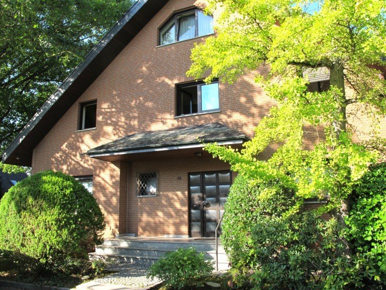Ansicht Eingang Kriftel Einfamilienhaus Einfamilienhaus mit integrierter Einliegerwohnung 2 Garagen und viel Platz!