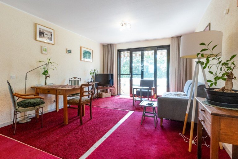 Ansicht 1 Wohn/Esszimmer Mainz-Kostheim Wohnanlagen Vermietete 3-Zimmer-Wohnung mit 2 Balkonen, Stellplatz und Tageslichtbad