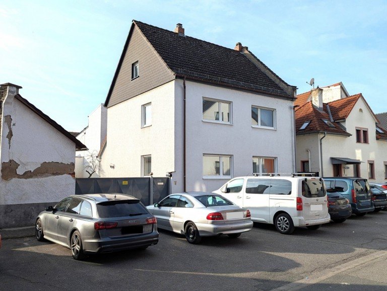 Stra�enansicht Bischofsheim Einfamilienhaus Einfamilienhaus mit Anbau, Doppelgarage und Stellpl�tzen