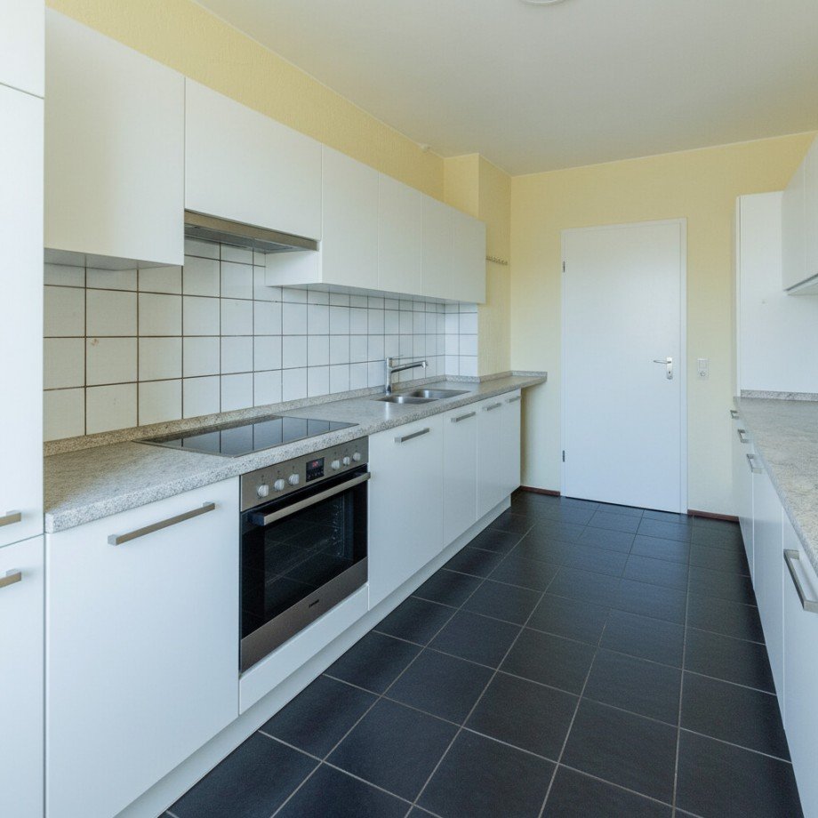 Dieses Beispielbild wurde mit KI erstellt: Beispiel Umbau K�che Dachgeschosswohnung Bischofsheim