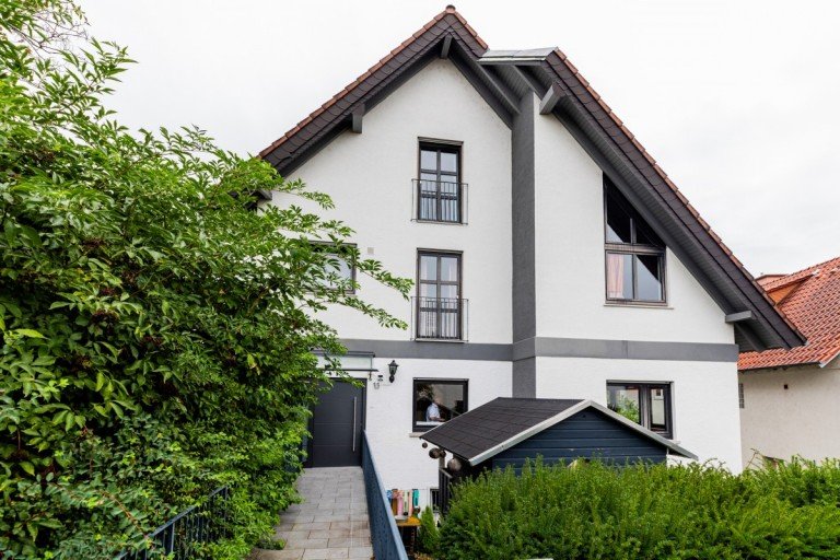 Vorderansicht Bischofsheim Zweifamilienhaus Gro�es 2-Familienhaus mit Tageslichtb�dern, Terrasse, Balkon, Garage und sch�nem Garten