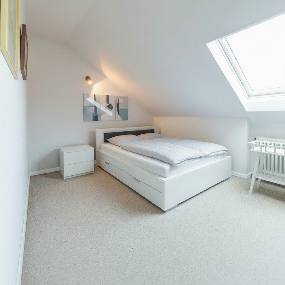 Dieses Beispielbild wurde mit KI erstellt: Beispiel Umbau Schlafzimmer Dachgeschosswohnung Bischofsheim