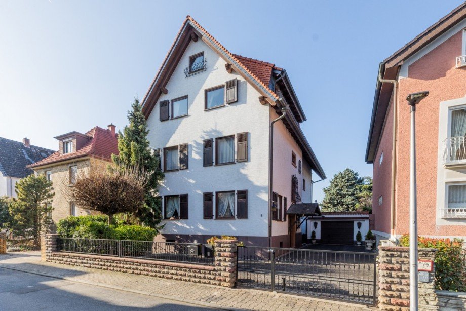 Hausansicht von der Stra�e Zweifamilienhaus Bischofsheim