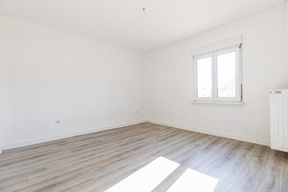 Schlafzimmer 1 Dachgeschoss Wohn ung Obergeschoss Zweifamilienhaus Bischofsheim